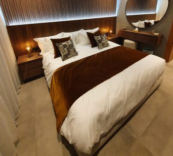 Chambre avec habillage murale